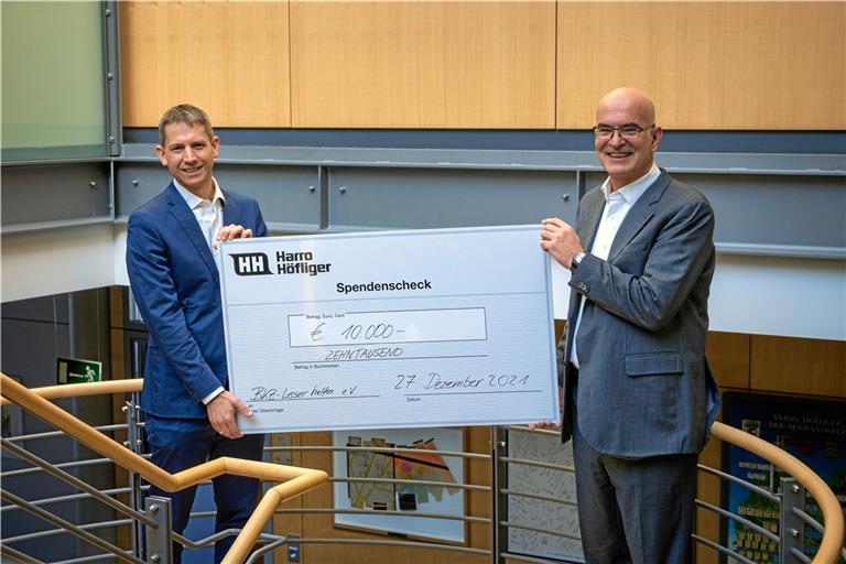 Großer Scheck und große Freude: Markus Höfliger (rechts) übergibt die Spende der Firma Harro Höfliger an Redaktionsleiter Kornelius Fritz. Foto: A. Becher