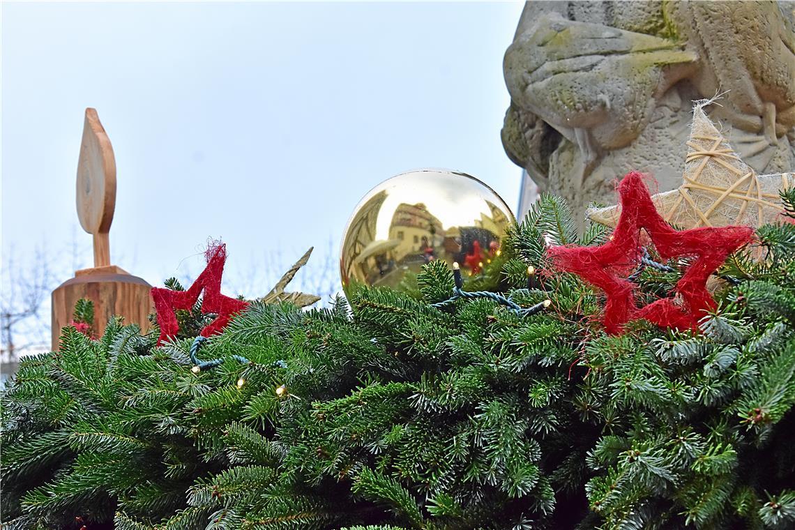Großer XXL Adventskranz um den Gänsebrunnen vor dem Rathaus. In den Kugeln spieg...