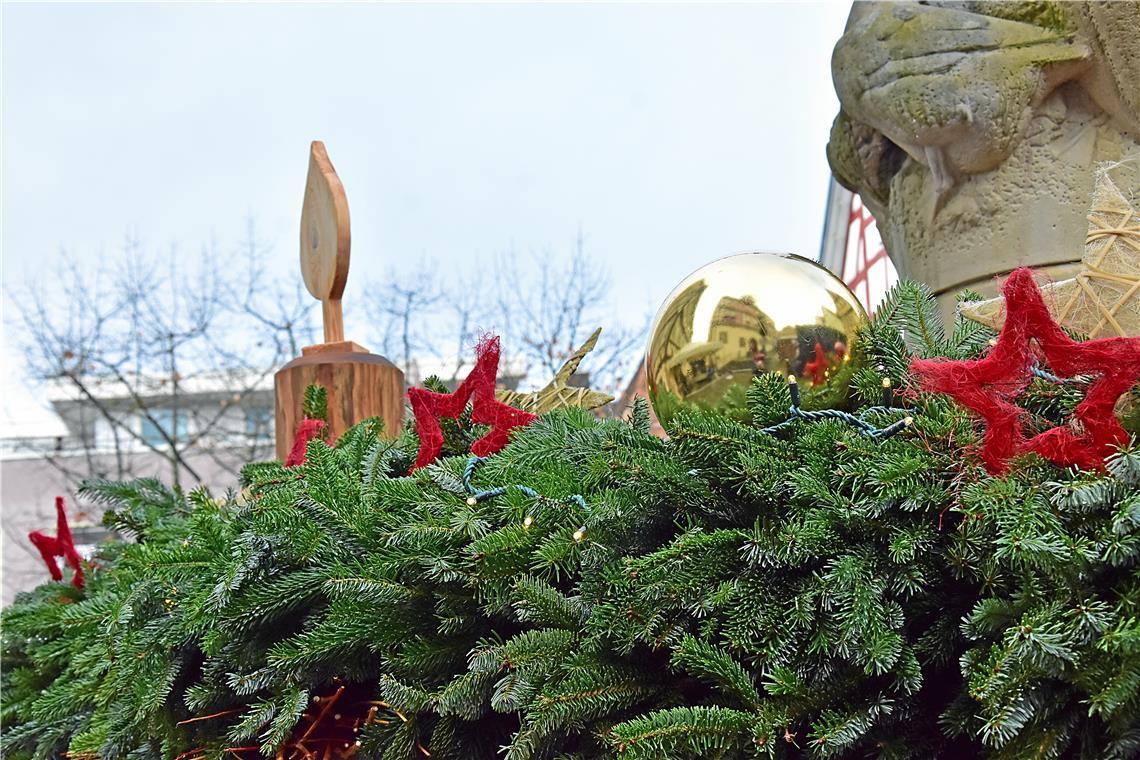 Großer XXL Adventskranz um den Gänsebrunnen vor dem Rathaus. In den Kugeln spieg...