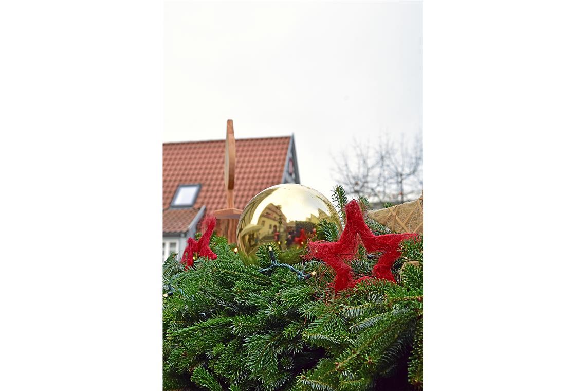 Großer XXL Adventskranz um den Gänsebrunnen vor dem Rathaus. In den Kugeln spieg...