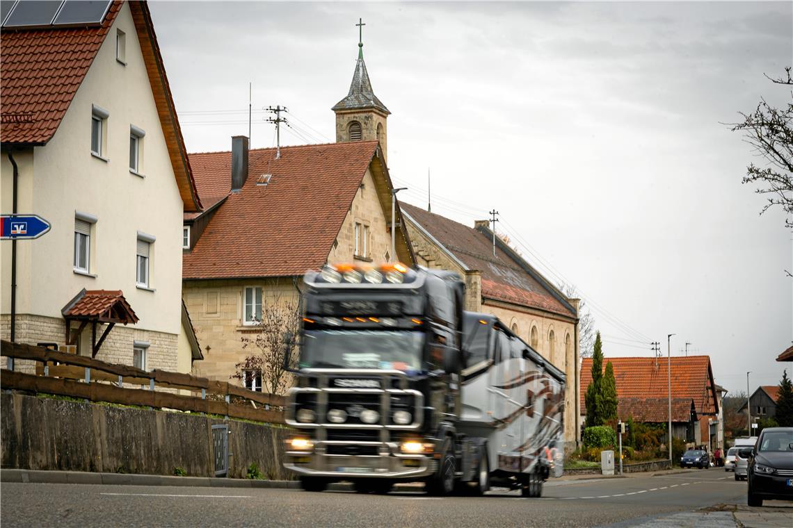 Großerlach erhofft sich eine Verkehrsberuhigung der B14 durch den Ort. Doch die Möglichkeiten sind eingeschränkt, weil es sich um eine Schwerlaststrecke handelt. Foto: Alexander Becher