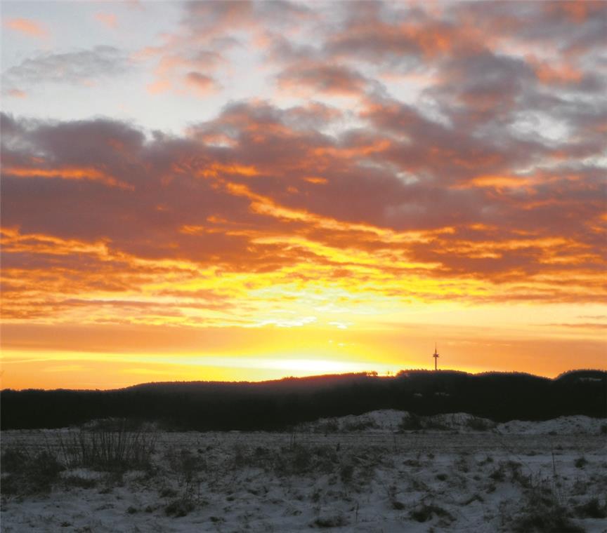 Stimmungsvoller Sonnenuntergang GROSSERLACH (yw). Eine stimmungsvolle Abendaufnahme hat beim Fotowettbewerb „Meine Heimat Großerlach“ gewonnen. Das Foto von Petra Eller zeigt einen Sonnenuntergang mit blut-orange-rotem Himmel und Wolkenspielen Die siegreiche Fotografin erhält einen Scheck über 50 Euro. Und auch diejenigen Leser, die sich an unserem Wettbewerb beteiligt und über die Fotos abgestimmt haben, werden natürlich belohnt. Unter ihnen wurden drei glückliche Gewinner ausgelost: Sarah Buchner aus Oberfischbach; Bernhilde Abele und Ingrid Hesterberg (beide aus Backnang) erhalten jeweils zwei Karten für das Backnanger Universum-Kino. Die Gewinne werden zugestellt. Herzlichen Glückwunsch und viel Spaß im Kino wünscht die Backnanger Kreiszeitung.