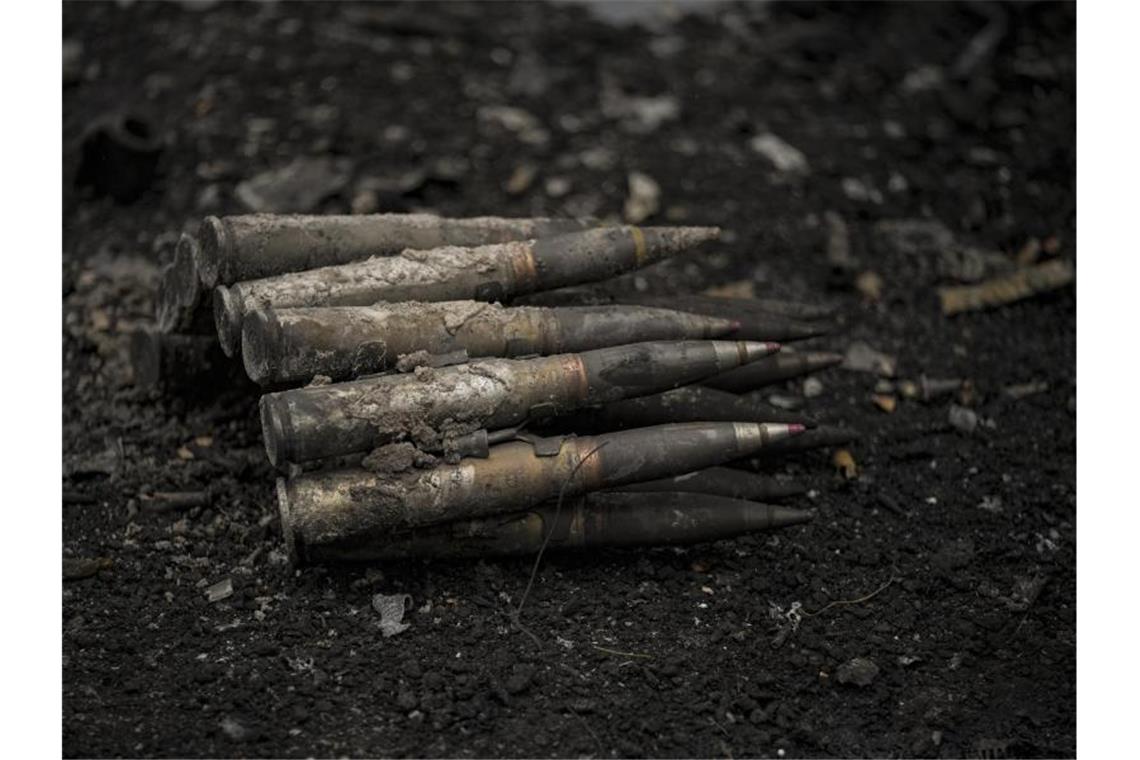 Städte unter Beschuss - Fluchtkorridore aus Sumy geplant Großkalibrige Munition liegt auf der Straße in Irpin, am Stadtrand von Kiew. Foto: Vadim Ghirda/AP/dpa