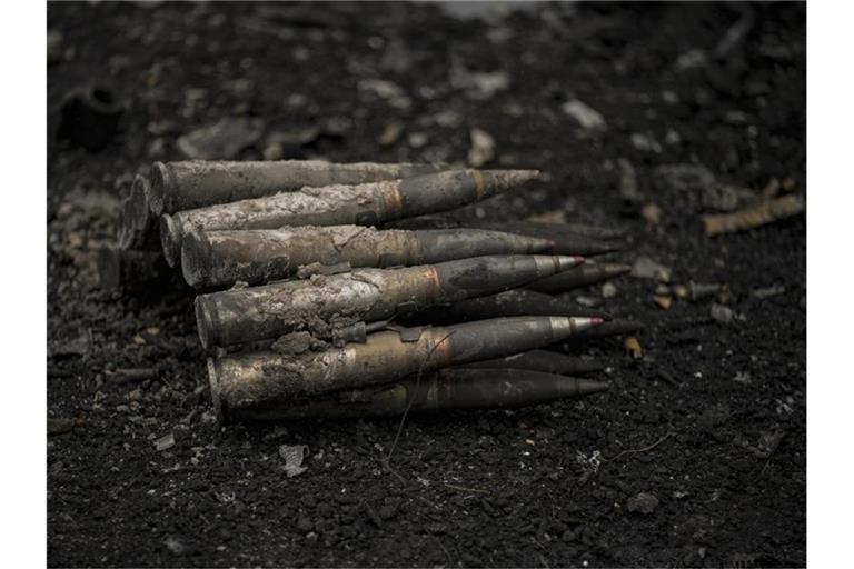 Großkalibrige Munition liegt auf der Straße in Irpin, am Stadtrand von Kiew. Foto: Vadim Ghirda/AP/dpa
