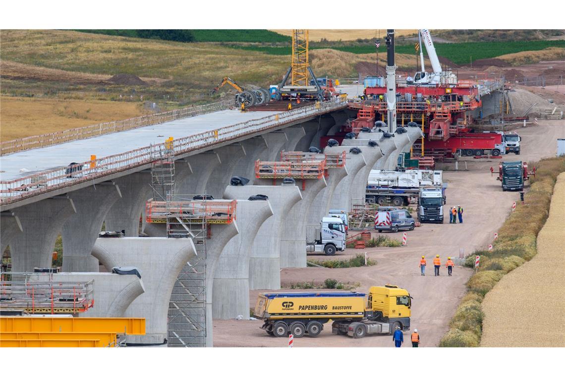 Tariftreue per Gesetz - Kritik an Entwurf von Bas Großprojekte beim Bau sind betroffen, wenn künftig Tariftreue vorgeschrieben wird - hier eine Autobahnbrücke bei Halle/Saale. (Archivbild)