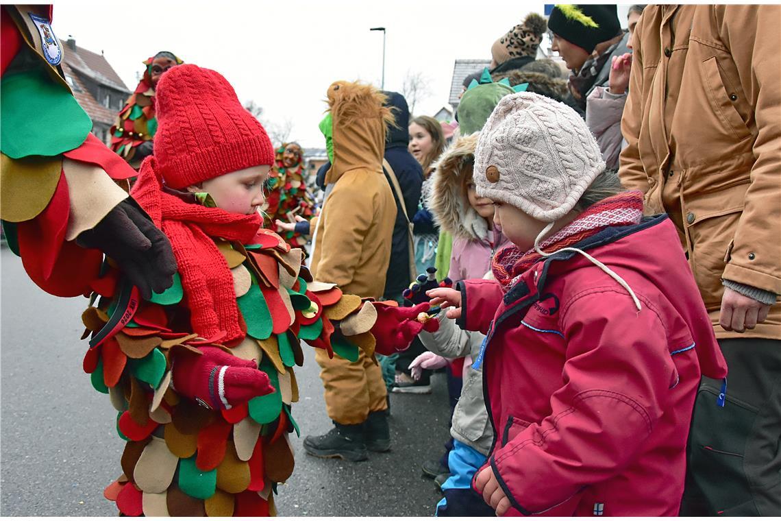 Großzügig geben die Jüngsten vom Unterweissacher Carnevals Club Süßigkeiten an a...