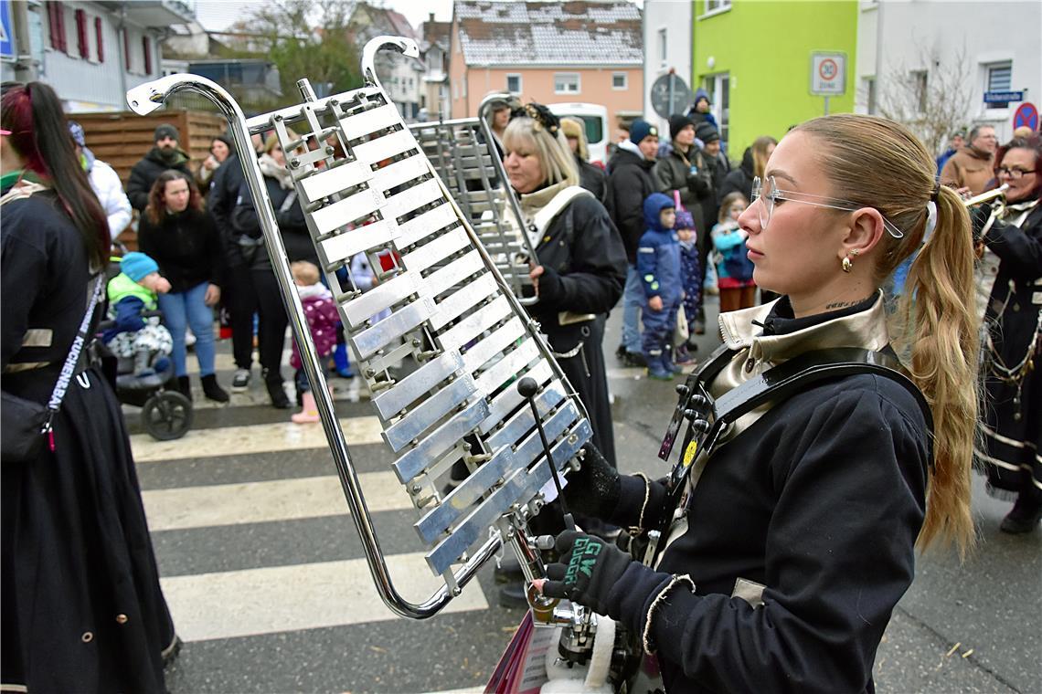 Grün Weiss Böblingen mit Guggenmusikerinnen, die sehr vertieft sind.