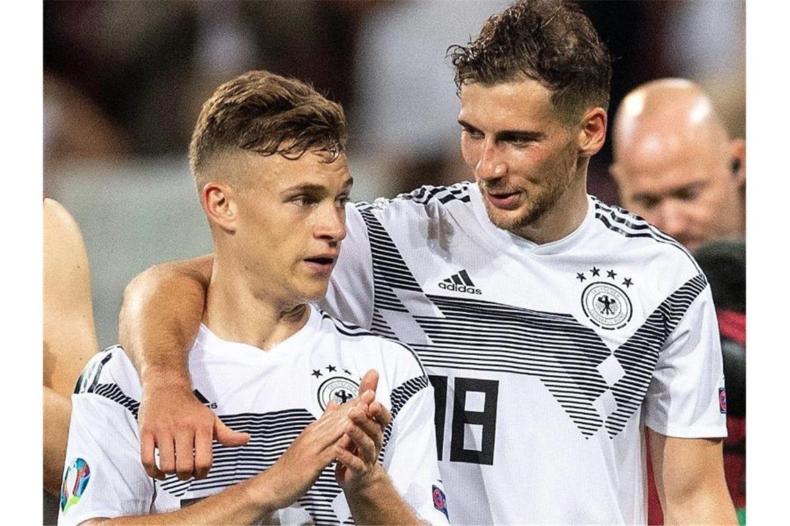 Gründeten die Spenden-Initiative „We kick Corona“: Joshua Kimmich (l) und Leon Goretzka. Foto: Marius Becker/dpa