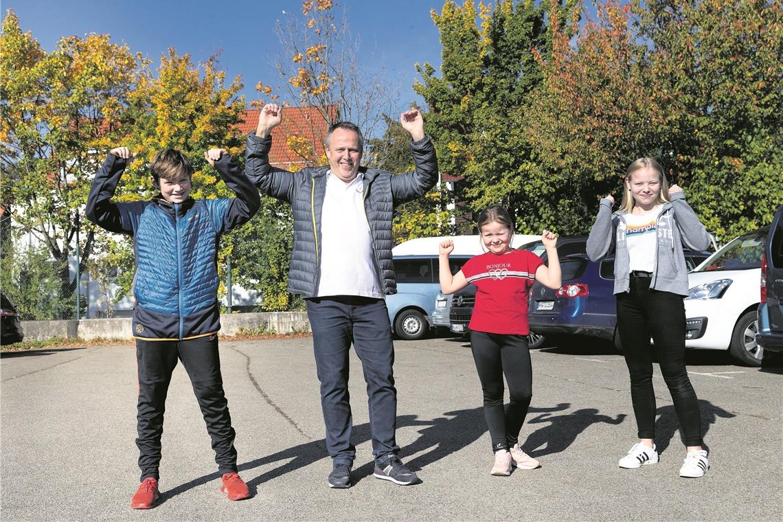 Gründungspapa Heino Wolkenhauer (Mitte) und seine Kinder Lena und Leonie (rechts neben ihm) wärmen sich gemeinsam und spielend mit Turnerkind und -freund Nicolai Schweizer (links) auf.