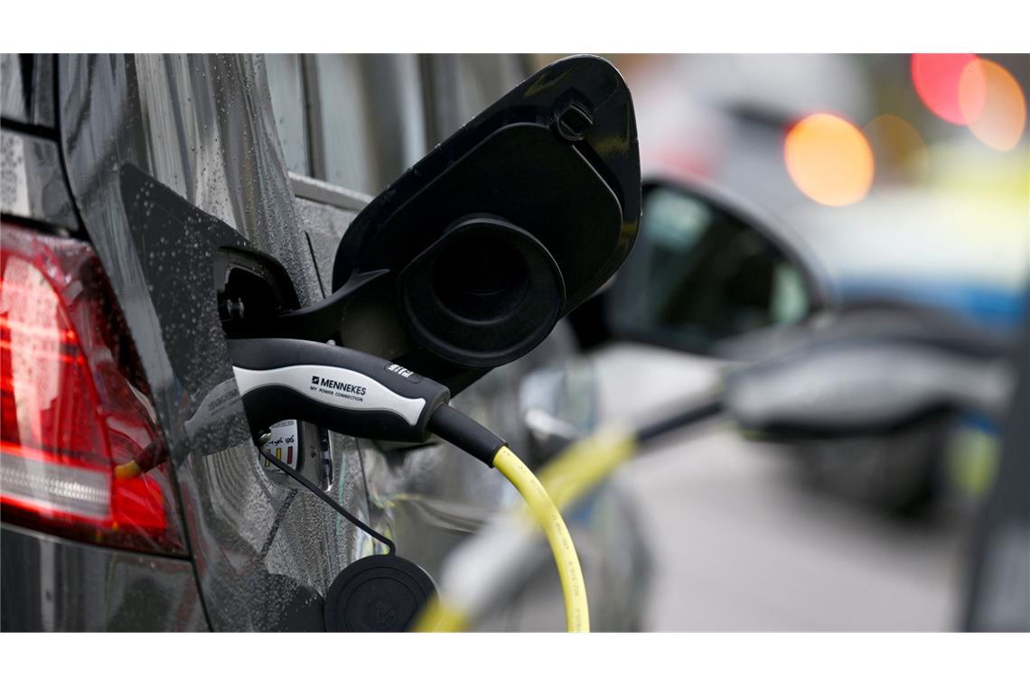 Grüne und SPD setzen voll auf Elektromobilität – CDU, FDP und AfD lehnen eine einseitige Festlegung ab.