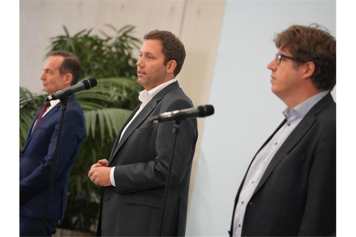 Grünen-Bundesgeschäftsführer Michael Kellner (r.), SPD-Generalsekretär Lars Klingbeil (m.) und Volker Wissing, Generalsekretär der FDP, während einer Pressekonferenz. Foto: Kay Nietfeld/dpa