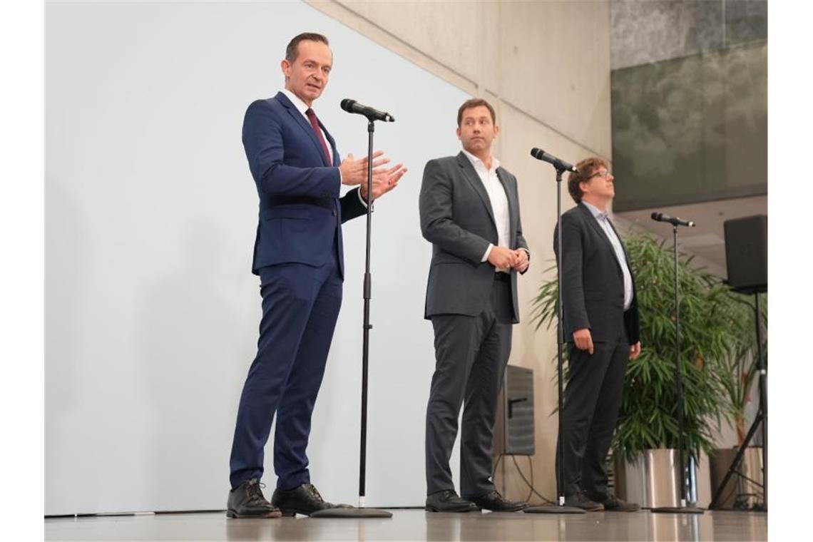 Grünen-Bundesgeschäftsführer Michael Kellner (r.), SPD-Generalsekretär Lars Klingbeil (m.) und Volker Wissing, Generalsekretär der FDP, während einer Pressekonferenz. Foto: Kay Nietfeld/dpa