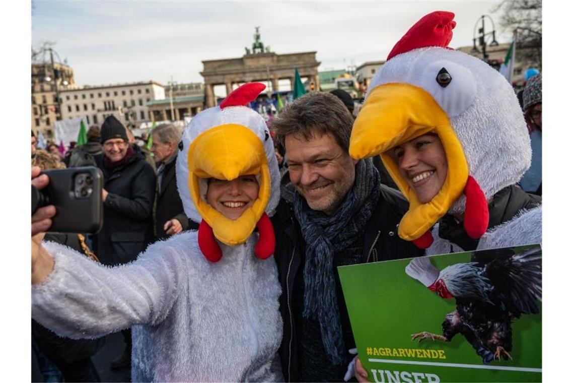 „Wir haben es satt!“: Tausende fordern neue Agrarpolitik Grünen-Chef Robert Habeck (M) posiert mit Demonstranten in Hühnerkostümen für ein Selfie. Foto: Christophe Gateau/dpa