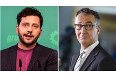 Grünen-Co-Chef Felix Banaszak (li.) fragt sich, was sich aus dem Erfolg  mit Cem Özdemir in Baden-Württemberg für die Gesamtpartei ableiten lässt.