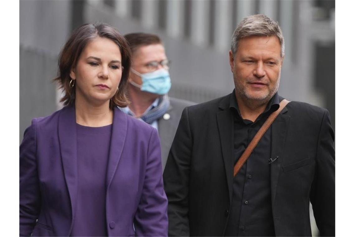 Grüne beraten bei Parteitag über weiteren Kurs Grünen-Doppelspitze Annalena Baerbock und Robert Habeck einen Tag nach der Bundestagswahl. Ihre Partei erörtert nun den weiteren Kurs in den Beratungen über eine Regierungsbildung. Foto: Kay Nietfeld/dpa