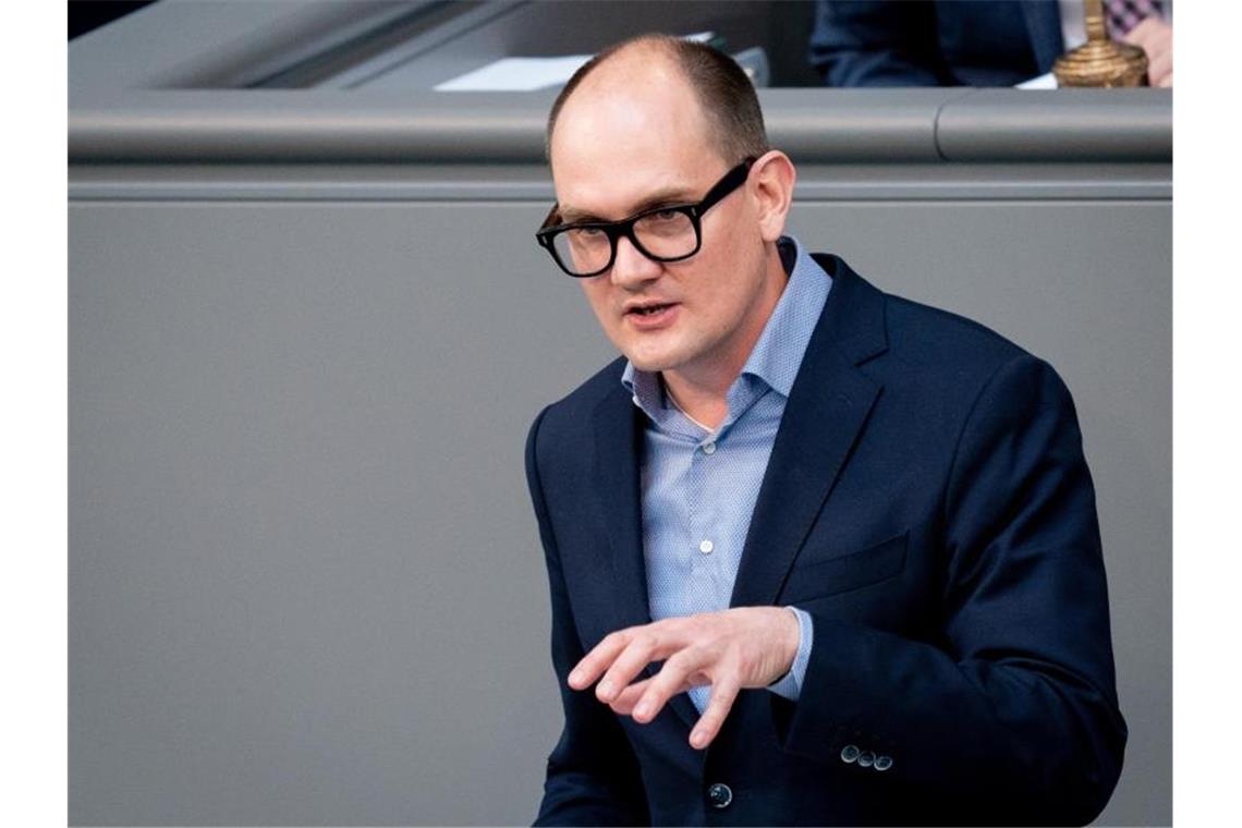 Bundesregierung gegen „verfrühte“ Corona-Lockerungen Grünen-Experte Janosch Dahmen spricht bei einer Sitzung des Bundestags. (Archivbild). Foto: Kay Nietfeld/dpa