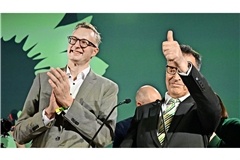 Grünen-Fraktionschef Andreas Schwarz (links) mit Cem Özdemir am Abend des Wahlsonntags.