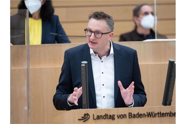 Grünen-Fraktionschef Andreas Schwarz nimmt an einer Sondersitzung des Landtags teil. Foto: Marijan Murat/dpa/Archivbild