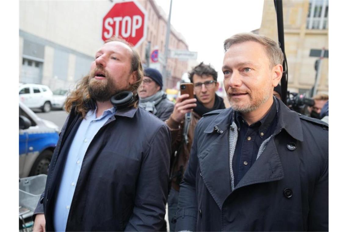 Spitzenrunde verhandelt am Dienstag weiter über Ampel Grünen-Fraktionschef Anton Hofreiter und FDP-Chef Christian Lindner vor Beginn der Koalitionsgespräche. Foto: Kay Nietfeld/dpa