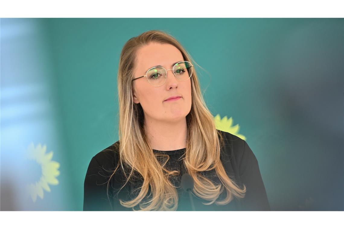 Deutschlandticket: Grüne wollen den Preis wieder senken Grünen-Fraktionschefin Dröge erwartet eine Initiative der Bundesregierung, damit das Deutschlandticket bezahlbar bleibt.