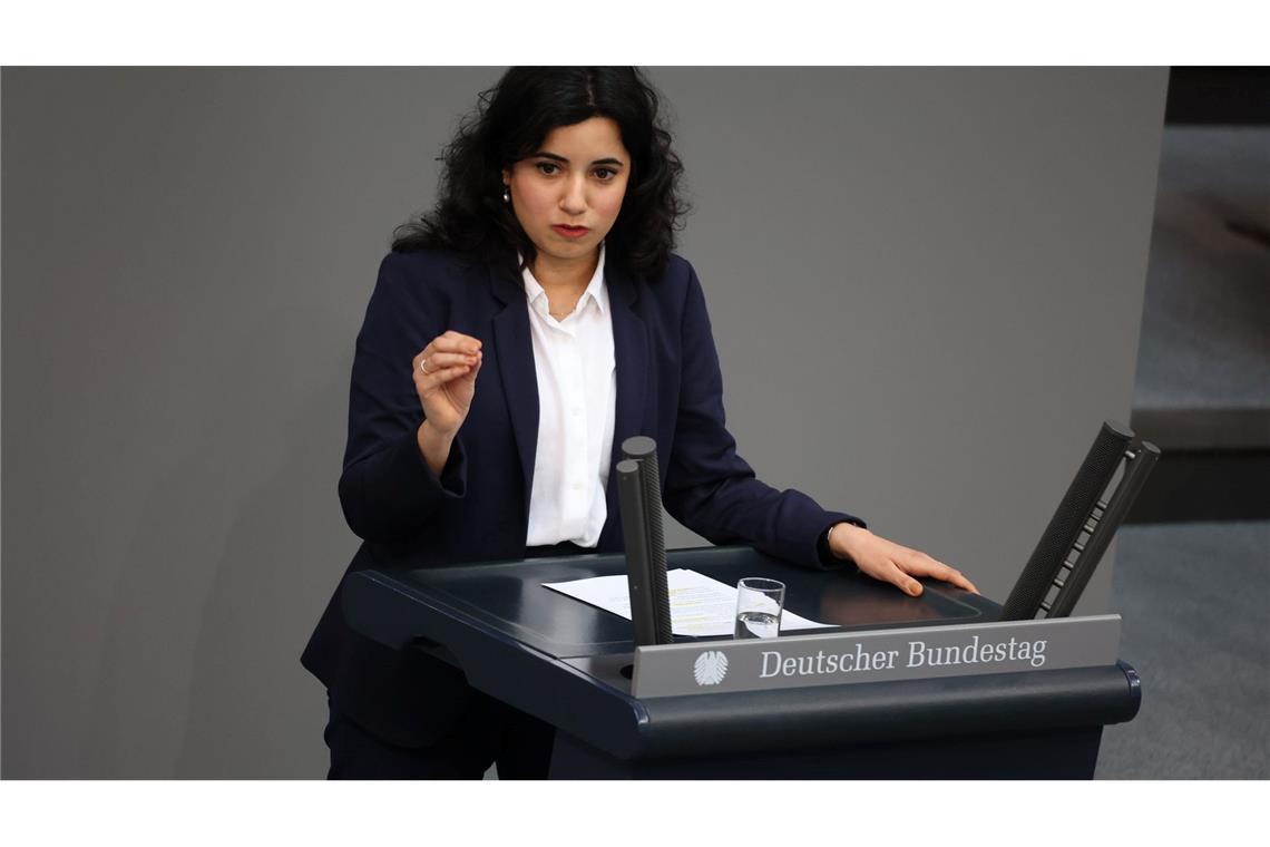 Grünen-Fraktionsvize Misbah Khan wirft Forschungsministerin Dorothee Bär eine Absage der geplanten Bafög-Erhöhungen vor. (Archivbild)