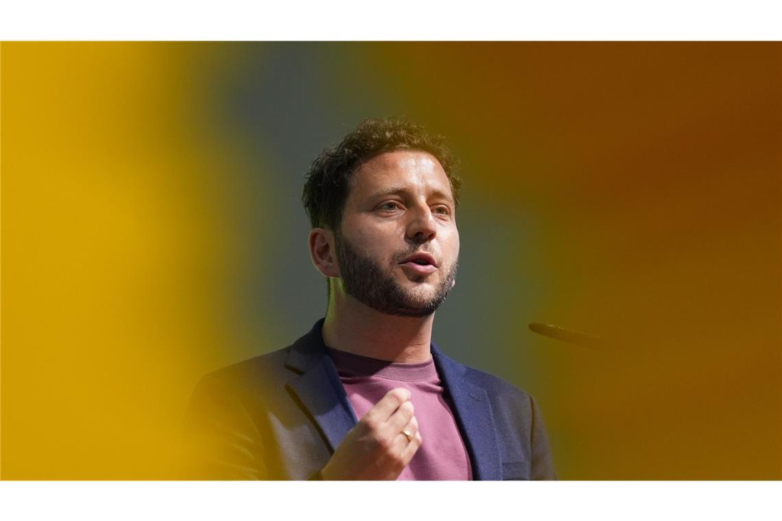Grünen-Parteichef Felix Banaszak reist in diesen Tagen durch Ostdeutschland. (Archivbild)