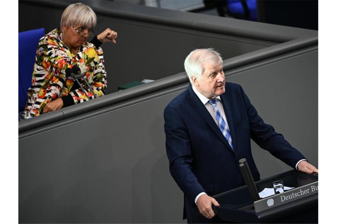 Grünen-Politikerin Claudia Roth leitet die 172. Sitzung des Bundestags während Horst Seehofer spricht. Debattiert wird über die Konsequenzen aus dem Brand in Moria. Foto: Britta Pedersen/dpa-Zentralbild/dpa