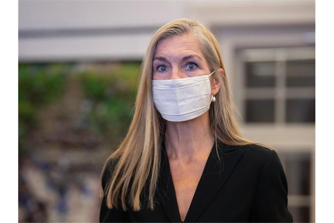Wahl: Kienzle ruft andere OB-Bewerber zur Unterstützung auf Grünen-Politikerin Veronika Kienzle trägt einen Mundschutz. Foto: Sebastian Gollnow/dpa