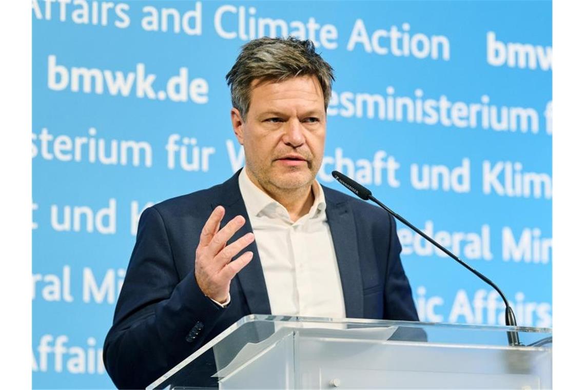Biden kündigt weitere „starke“ Sanktionen an Grünen-Wirtschaftsminister Robert Habeck. Foto: Annette Riedl/dpa