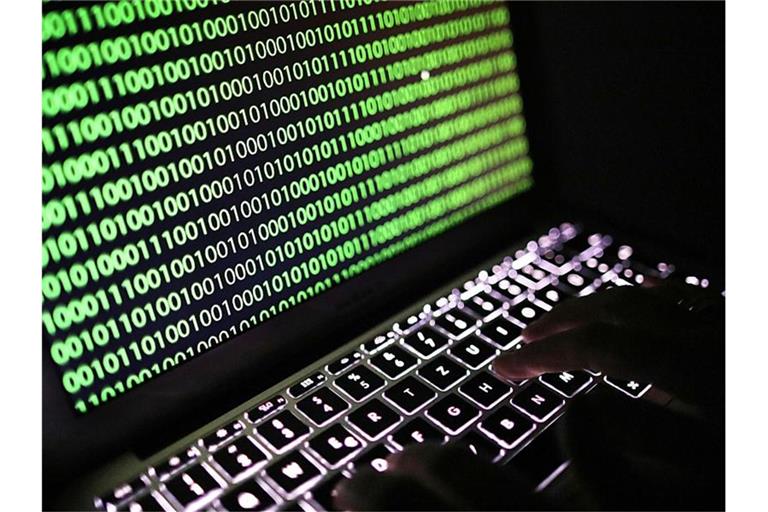 Grüner Binärcode auf dem Bildschirm eines Laptops im Dunkeln. Foto: picture alliance/Oliver Berg/dpa/Symbolbild