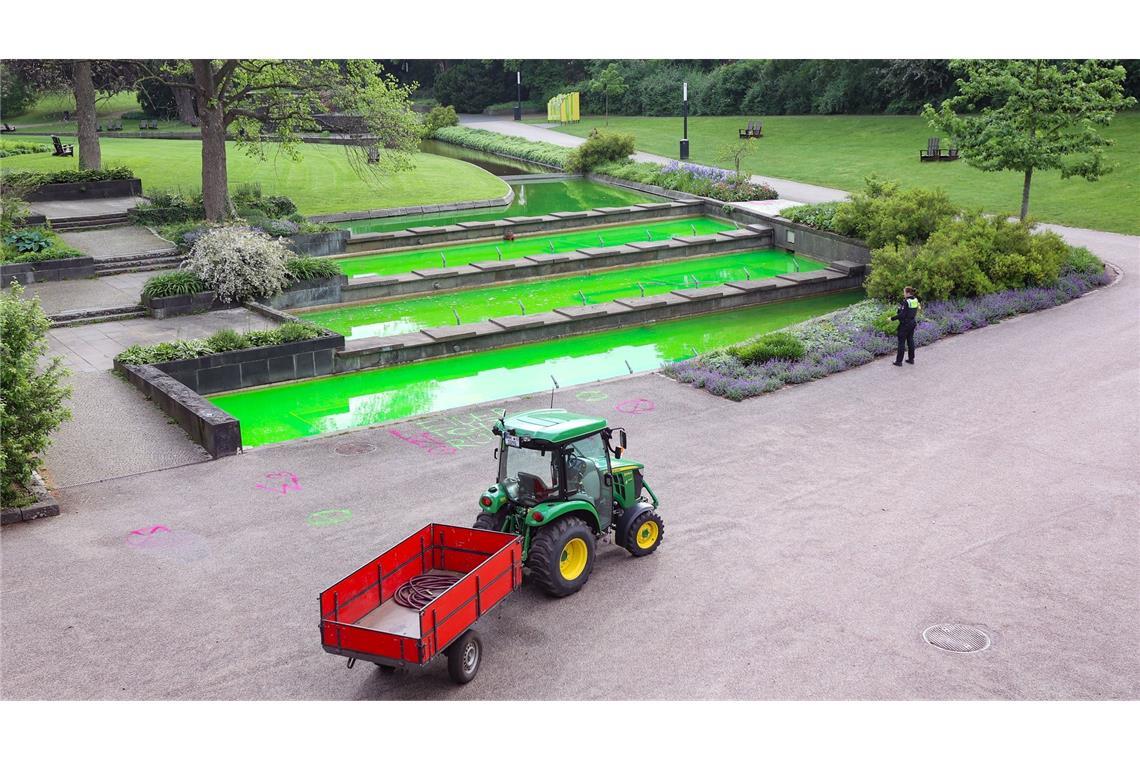 Grüner Brunnen als Protestsignal: Extinction Rebellion färbt Wasser in Planten un Blomen in Hamburg.