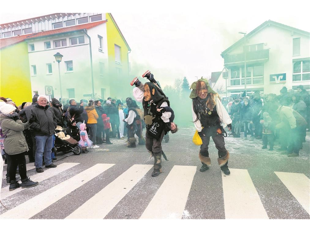 Konfetti, Kamellen und Kostüme Grüner Qualm und ein Zuschauer verkehrt herum Huckepack: Die Narren in Erbstetten lassen keine Gelegenheit aus, Schabernack zu treiben.
