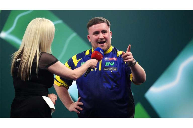 Grüße an die Fans: Weltmeister Luke Littler reagiert auf Buhrufe.