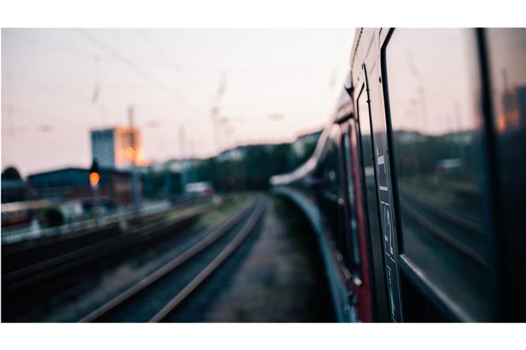 Grund für die geringe Pünktlichkeit ist nach Bahnangaben vor allem die marode Infrastruktur. Zudem werde im Streckennetz viel gebaut.