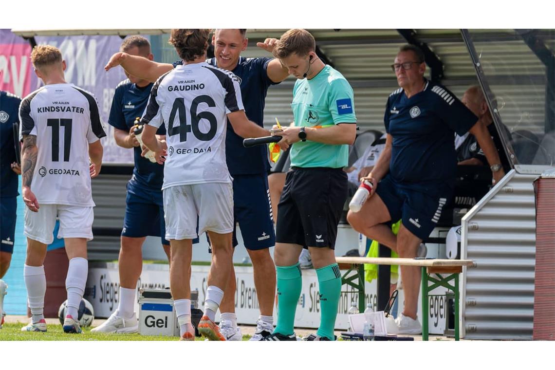 Grund zu jubeln beim VfR Aalen: Trainer Beniamino Molinari mit Gianluca Gaudino.
