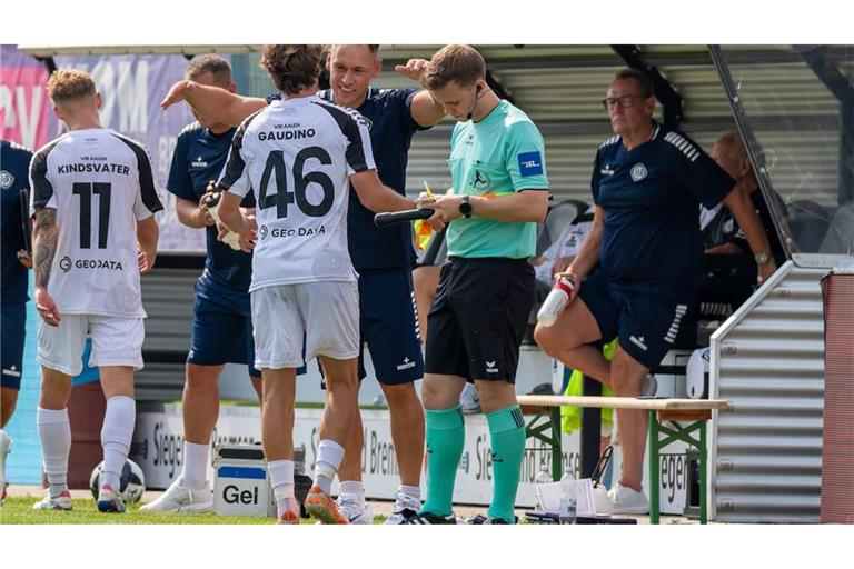 Grund zu jubeln beim VfR Aalen: Trainer Beniamino Molinari mit Gianluca Gaudino.