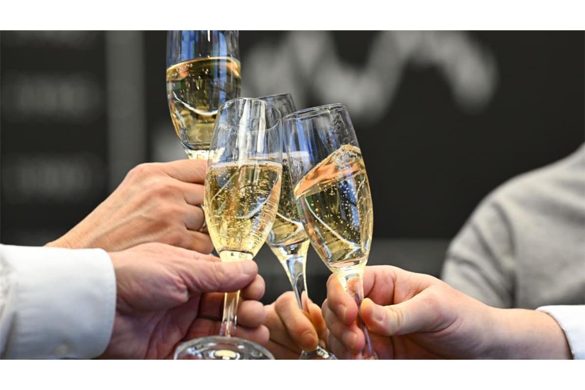 Grund zum Anstoßen: Die Top-Performer aus dem Südwesten bescherten ihren Anlegern beeindruckende Renditen - andere Unternehmen erlebten hingegen einen regelrechten Absturz an der Börse.