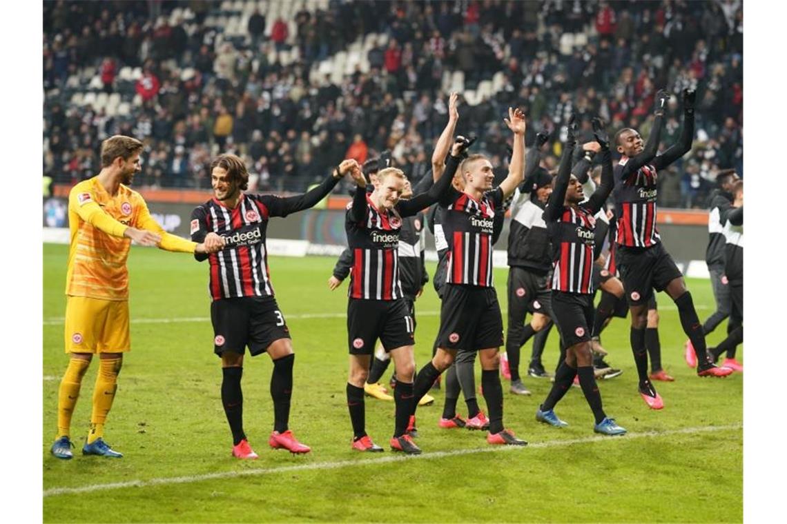 Frankfurt nach 5:0 gegen FCA auf Aufwärtskurs Grund zur Freude: Eintracht Frankfurt hat 5:0 gegen den FC Augsburg gewonnen. Foto: Thomas Frey/dpa