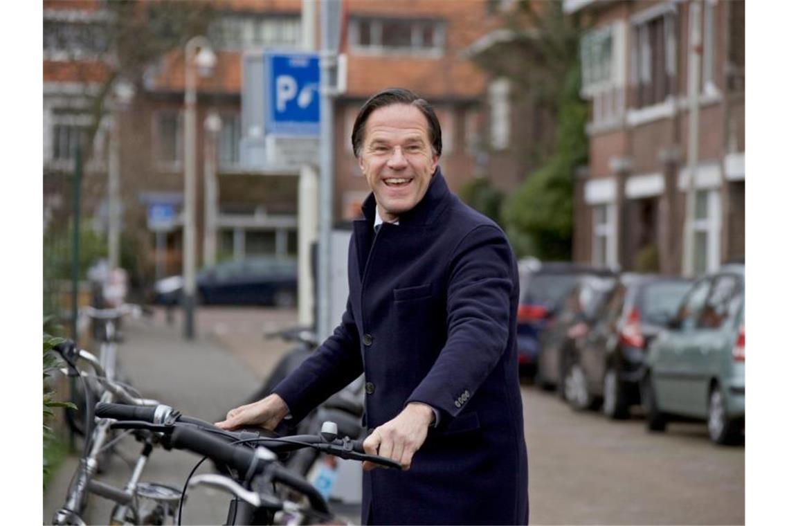 Grund zur Freude: Mark Rutte kommt mit einem Fahrrad in einem Wahllokal in Den Haag an. Foto: Sylvia Lederer/XinHua/dpa