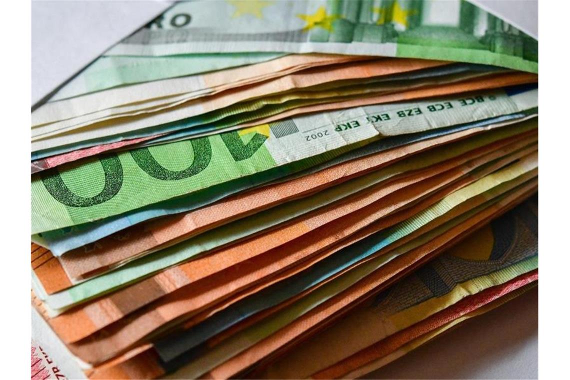 Geschenktes Geld muss nur ausnahmsweise zurückgeben werden Grundsätzlich kann eine Schenkung rückgängig gemacht werden, wenn sich die Umstände so gravierend ändern, dass es unzumutbar wäre, daran festzuhalten. Illustration: Patrick Pleul Foto: Patrick Pleul