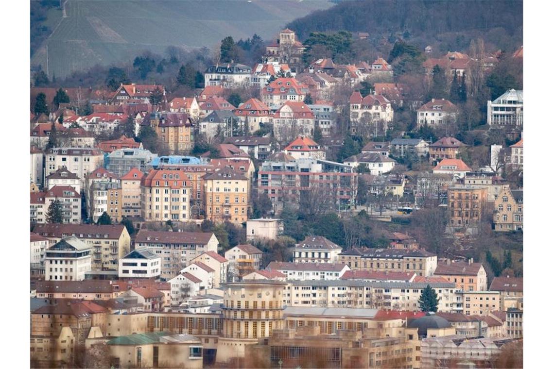 Grundsteuer wird von Hausbesitzern und Mietern gezahlt, denn sie darf über die Nebenkosten umgelegt werden. Für die Kommunen ist sie mit einem Aufkommen von mehr als 14 Milliarden Euro eine der wichtigsten Einnahmequellen. Foto: Fabian Sommer/dpa