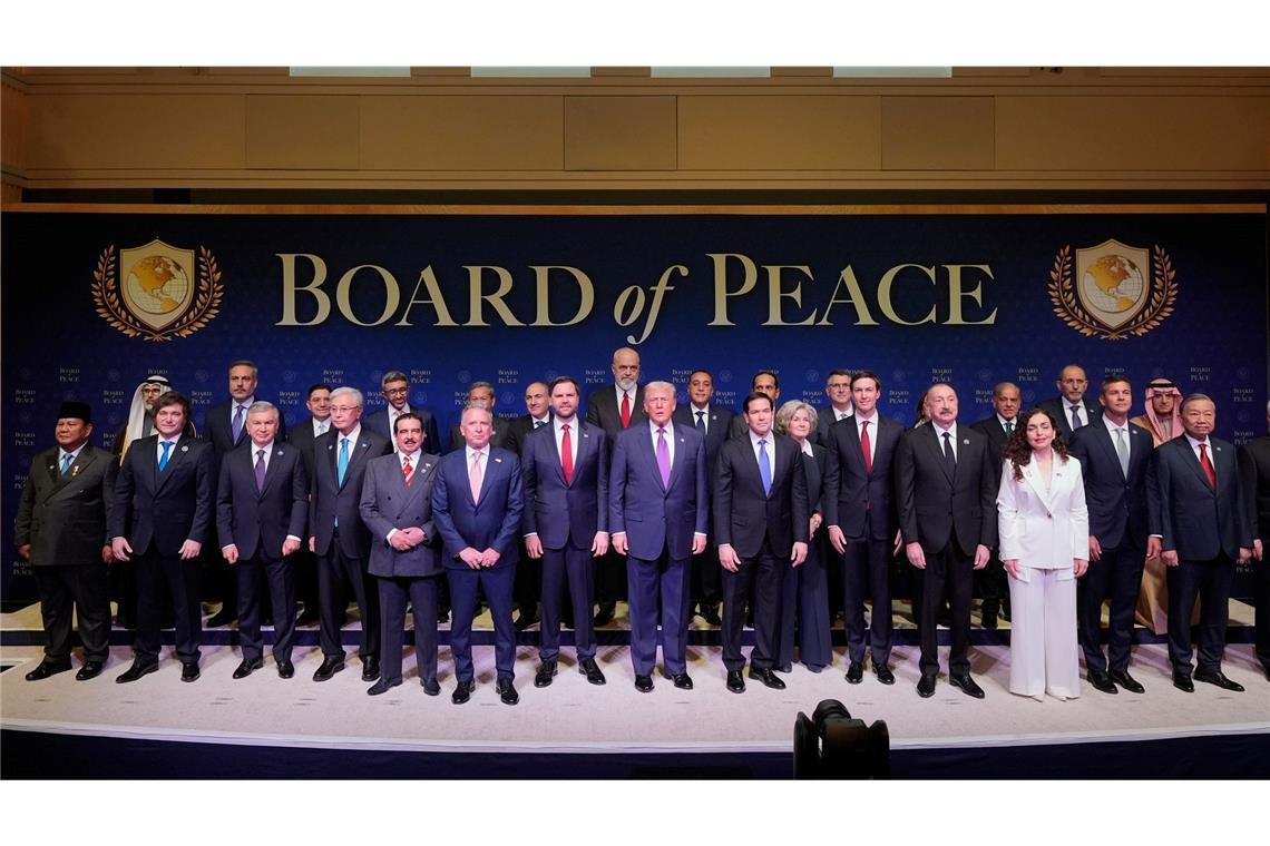 Gruppenbild mit andere Staats- und Regierungschefs - Trump bei der ersten Sitzung seines Friedensrats.