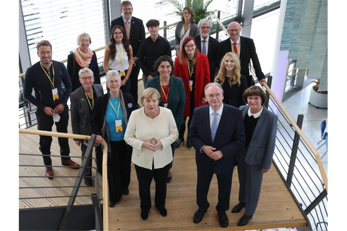 Merkel fordert Einsatz für die Demokratie Gruppenbild mit den Einheitsbotschaftern: Bundeskanzlerin Angela Merkel und Ministerpräsident Reiner Haseloff. Foto: Jan Woitas/dpa POOL/dpa
