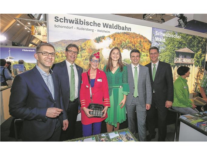Gruppenbild mit Waldfee: Welzheims Bürgermeister Thomas Bernlöhr, Auenwalds Bürgermeister Karl Ostfalk, Schauspielerin Gesa Weik alias „Ellie Schieber“, Waldfee Mariel Knödler, Rudersbergs Bürgermeister Raimon Ahrens und Landrat Dr. Richard Sigel vertreten den Rems-Murr-Kreis und die Fremdenverkehrsgemeinschaft Schwäbischer Wald auf der CMT 2019. Fotos: A. Becher