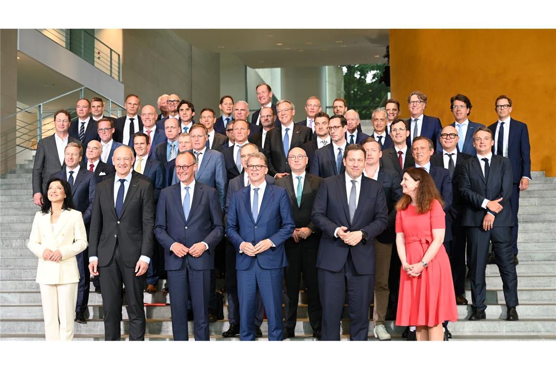 "Deutschland ist zurück" – Merz will Allianz mit Wirtschaft Gruppenbild mit zwei Frauen.