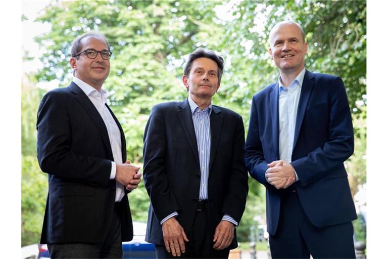 Gruppenbild: Rolf Mützenich (m.), kommissarischer Vorsitzender der SPD-Bundestagsfraktion, Ralph Brinkhaus (r.), Vorsitzender der CDU/CSU-Bundestagsfraktion, und Alexander Dobrindt, CSU-Landesgruppenchef. Foto: Kay Nietfeld