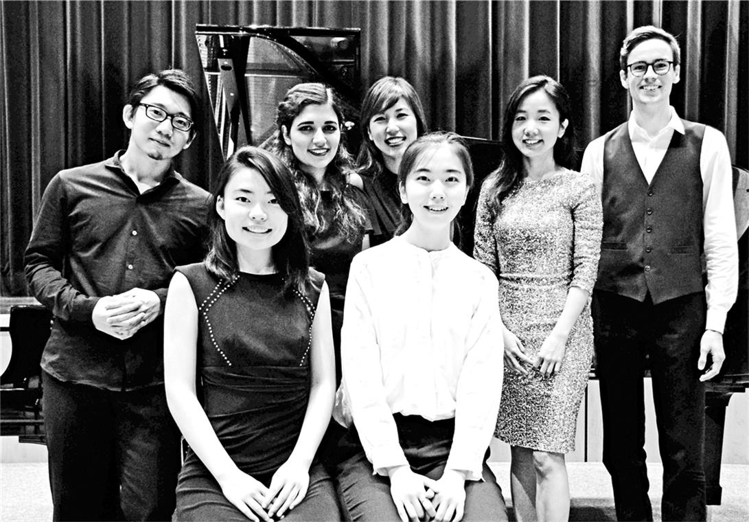 Gruppenfoto der Mitwirkenden (hinten von links): Jion Nakamura (Stipendium-Gewinner), Nika Afazel, Rachel Kudo, Albertina Eunju Song (Publikumspreis-Gewinnerin), Alexander Breitenbach; vorne (von links): Kyoko Kohno und Hyelim Kim (Stipendium-Gewinnerin). Foto: E. Klaper