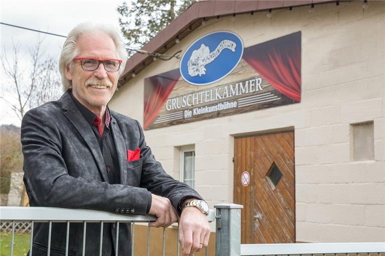 Gruschtelkammer-Chef Charley Graf lädt zu neuen Kabarettveranstaltungen ein. Doch nicht mehr die Sängerhalle, sondern die Auenwaldhalle ist der Spielort. Foto: A. Becher