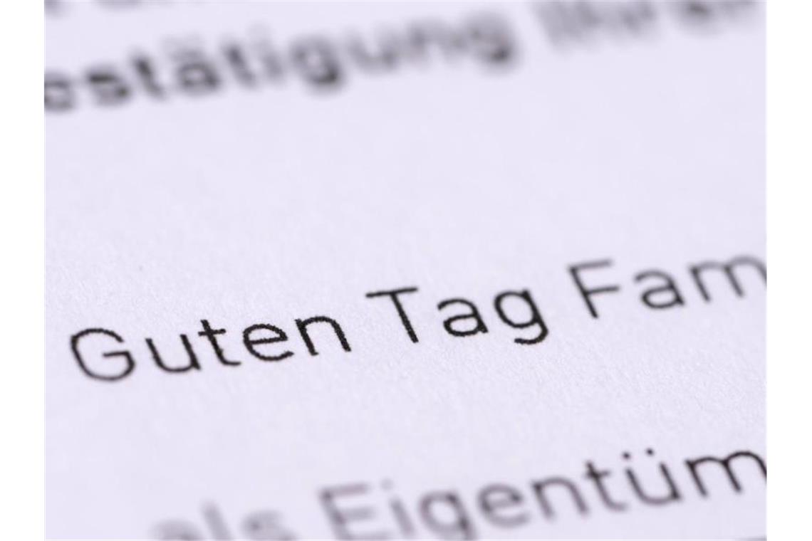 Von Hochachtungsvoll zu LG: Der Geschäftsbrief wird lockerer Grußformeln wie „Guten Tag Familie...“ werden auch in der Geschäftspost häufiger. Foto: Bernd Weißbrod/dpa