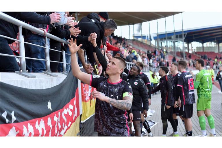 GSV-Kapitän Filip Milisic und sein Team feiern mit den mitgereisten Fans den 2:0-Auswärtssieg in Kassel.   
Foto: IMAGO/Roland Sippel - Eibner-Pressefoto